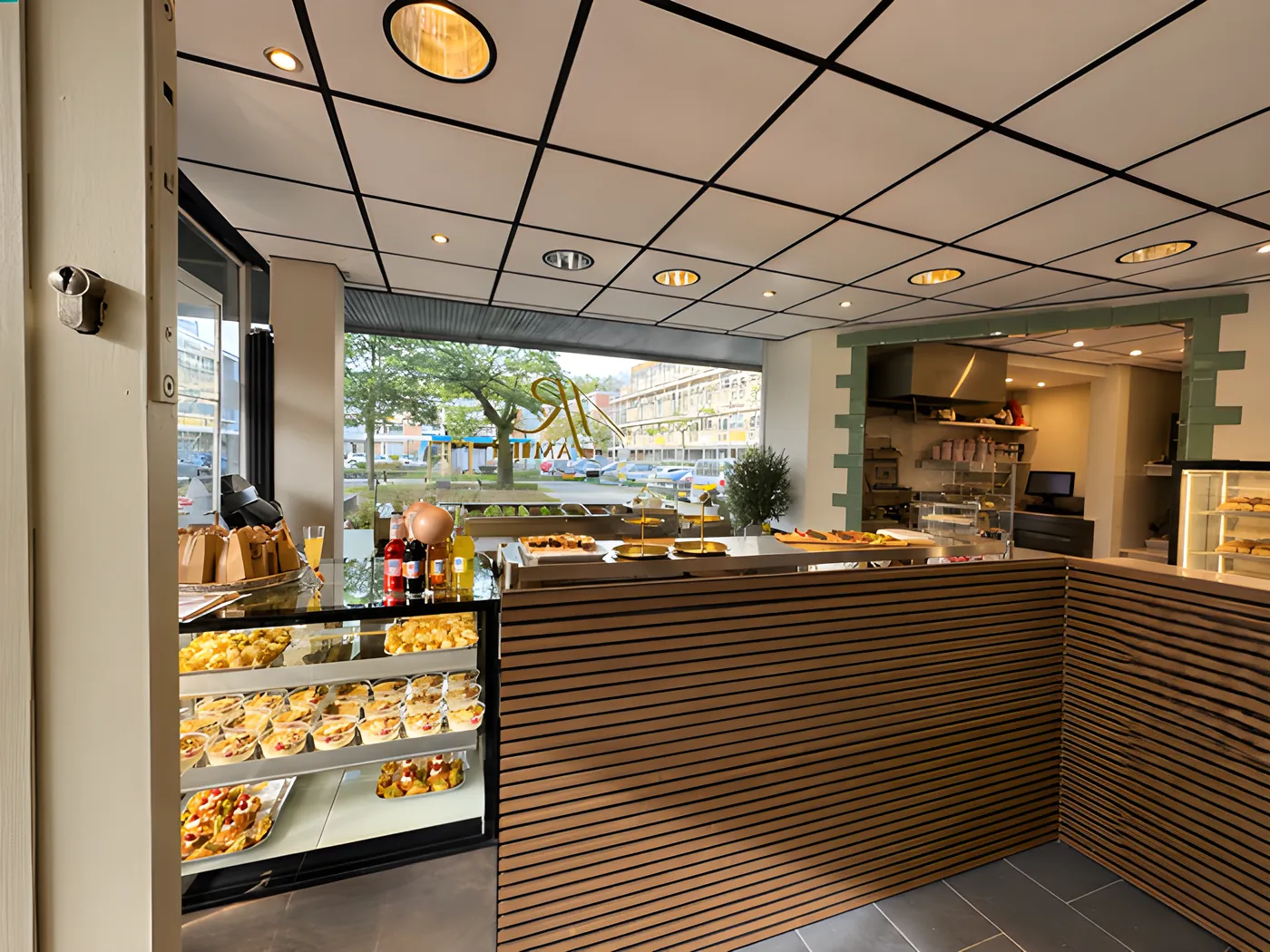 Eindresultaat: balie en keukenopening